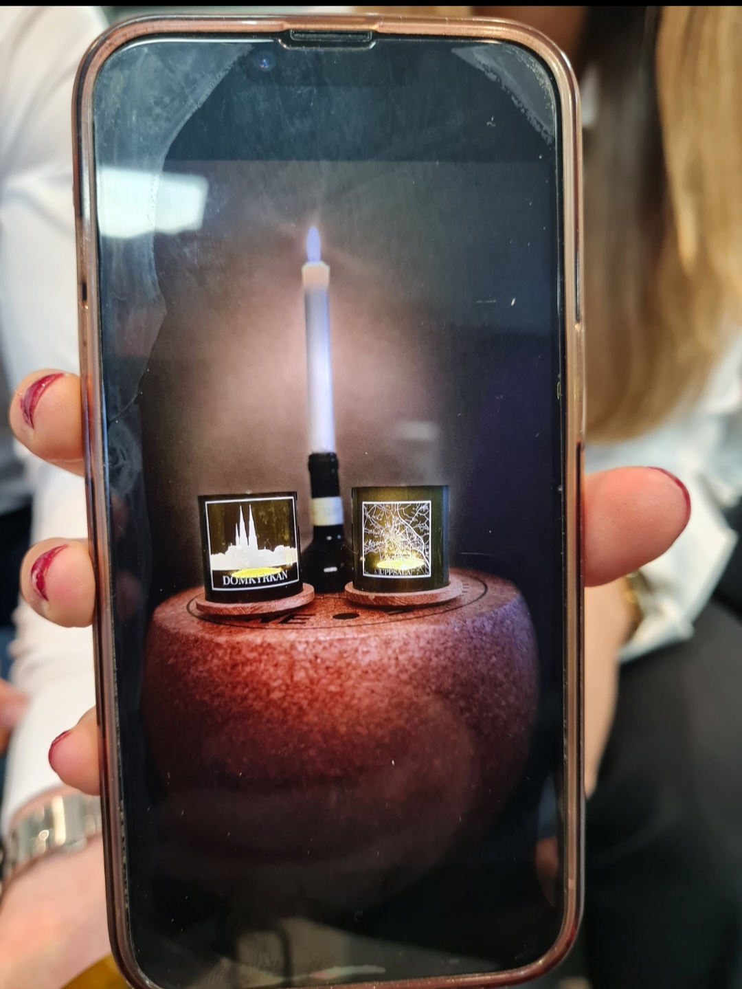 UF elever som har skapat ljuslykta med Uppsalamotiv varumärket Luxé UF